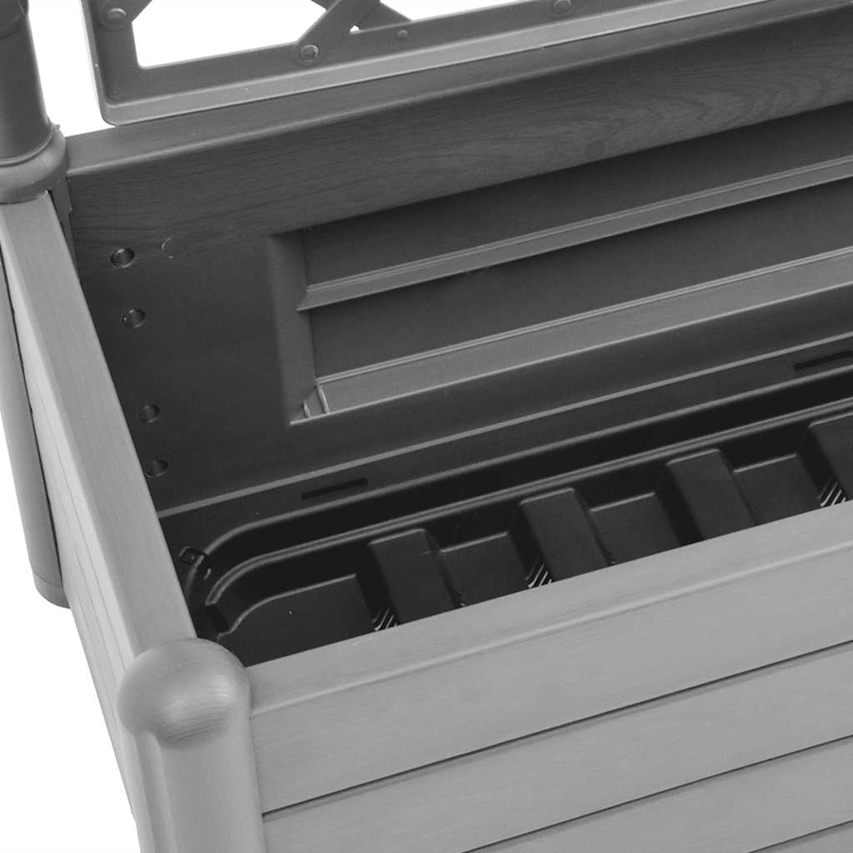 Nahaufnahme eines grau-schwarzen Pflanzkastens. Die Box hat ein geschichtetes Design mit sichtbaren Lamellen und einer detaillierten Innenstruktur.