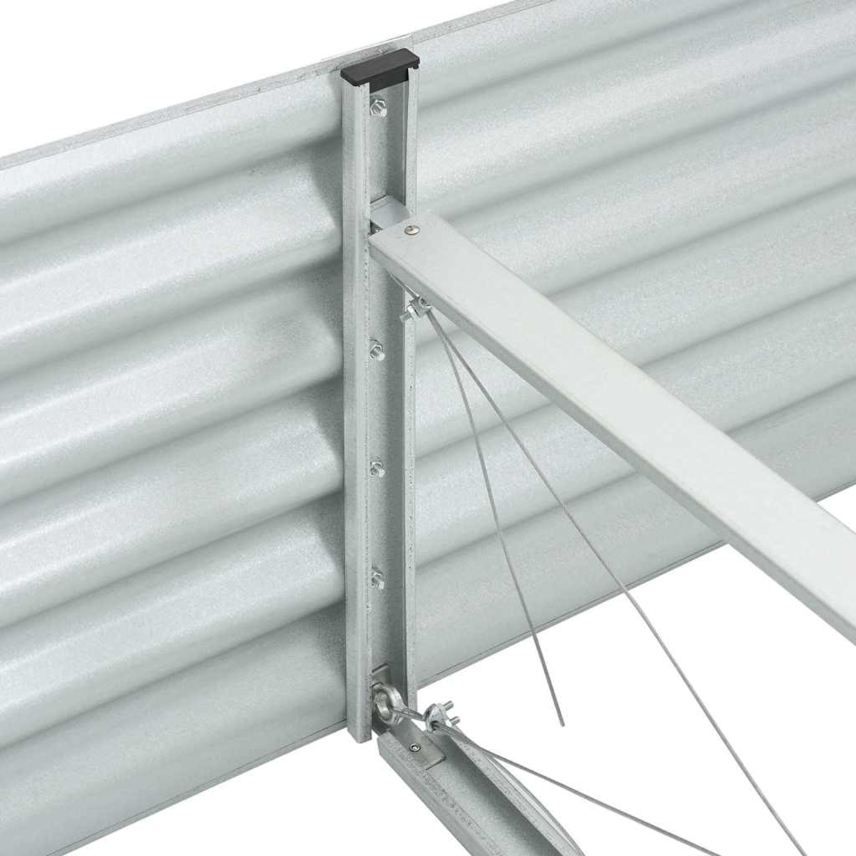 Nahaufnahme von Metallgartenbeetkomponenten. Silberne, gewellte Seiten mit einer vertikalen Stütze und einem weißen Balken. Stahlkabel befestigt.