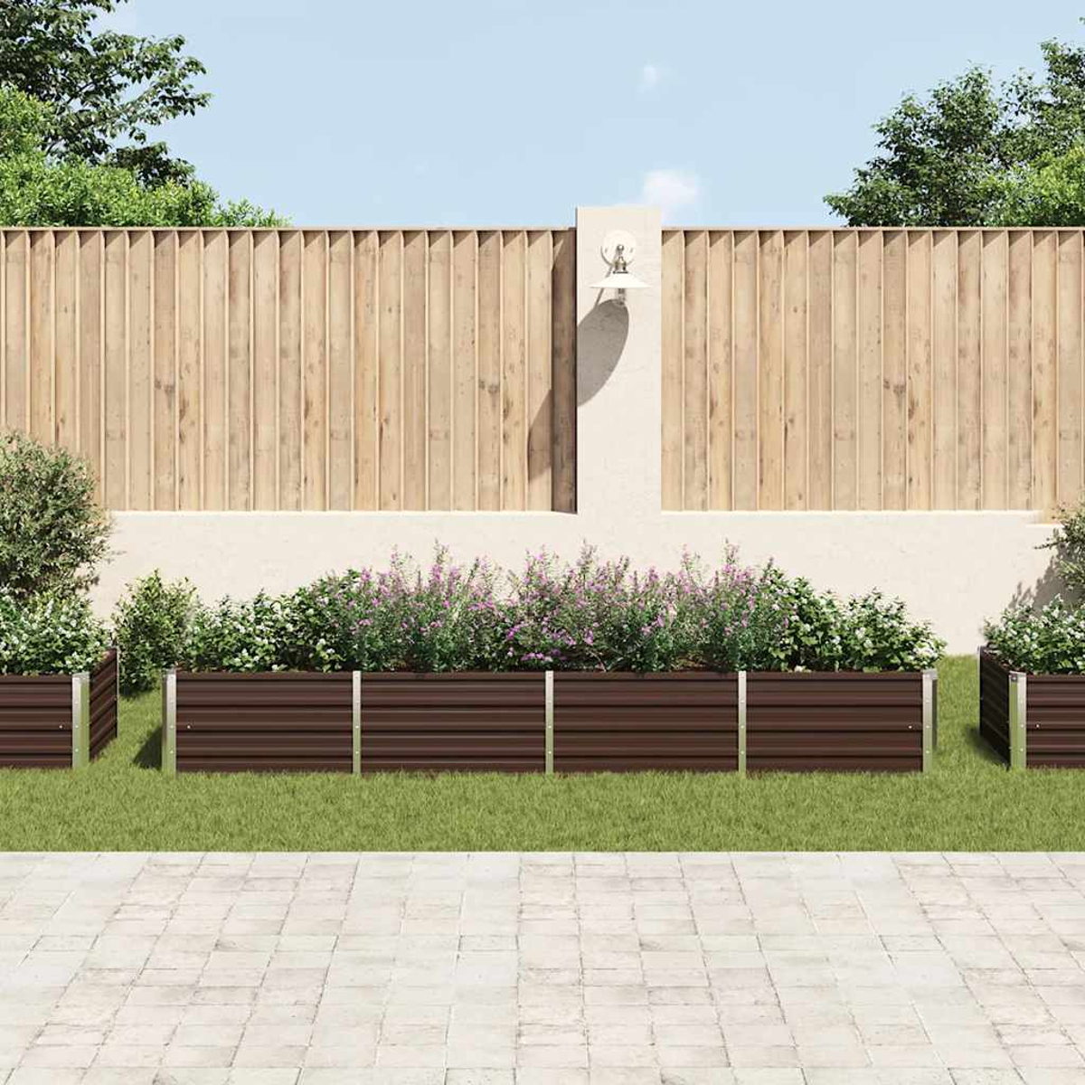 Gartenszene mit braunen Metallpflanzgefäßen mit Blumen vor einem Holzzaun und klarem Himmel.