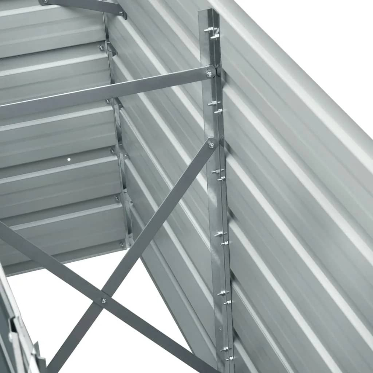 Eine Metallkonstruktion mit silbernen Wellplatten. Stützträger und Nieten sind sichtbar und erzeugen eine industrielle Ästhetik.