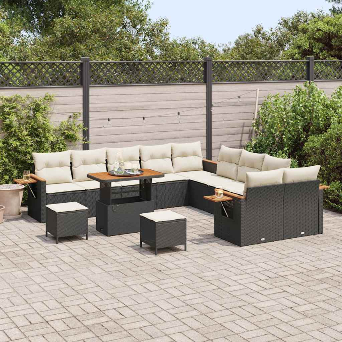 Divano angolare da esterno con cuscini beige, due pouf e un tavolo su un patio in mattoni. Sullo sfondo, una recinzione e alberi.