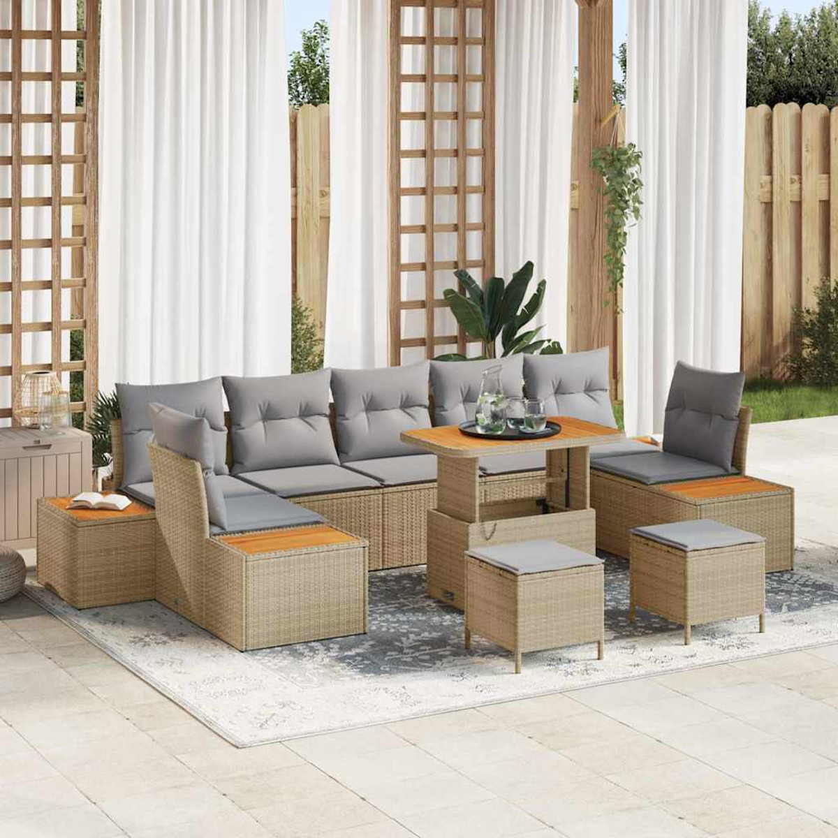 Set da patio all'aperto con mobili in vimini, cuscini grigi e un tavolo di legno. Tende bianche e una recinzione in legno sullo sfondo.