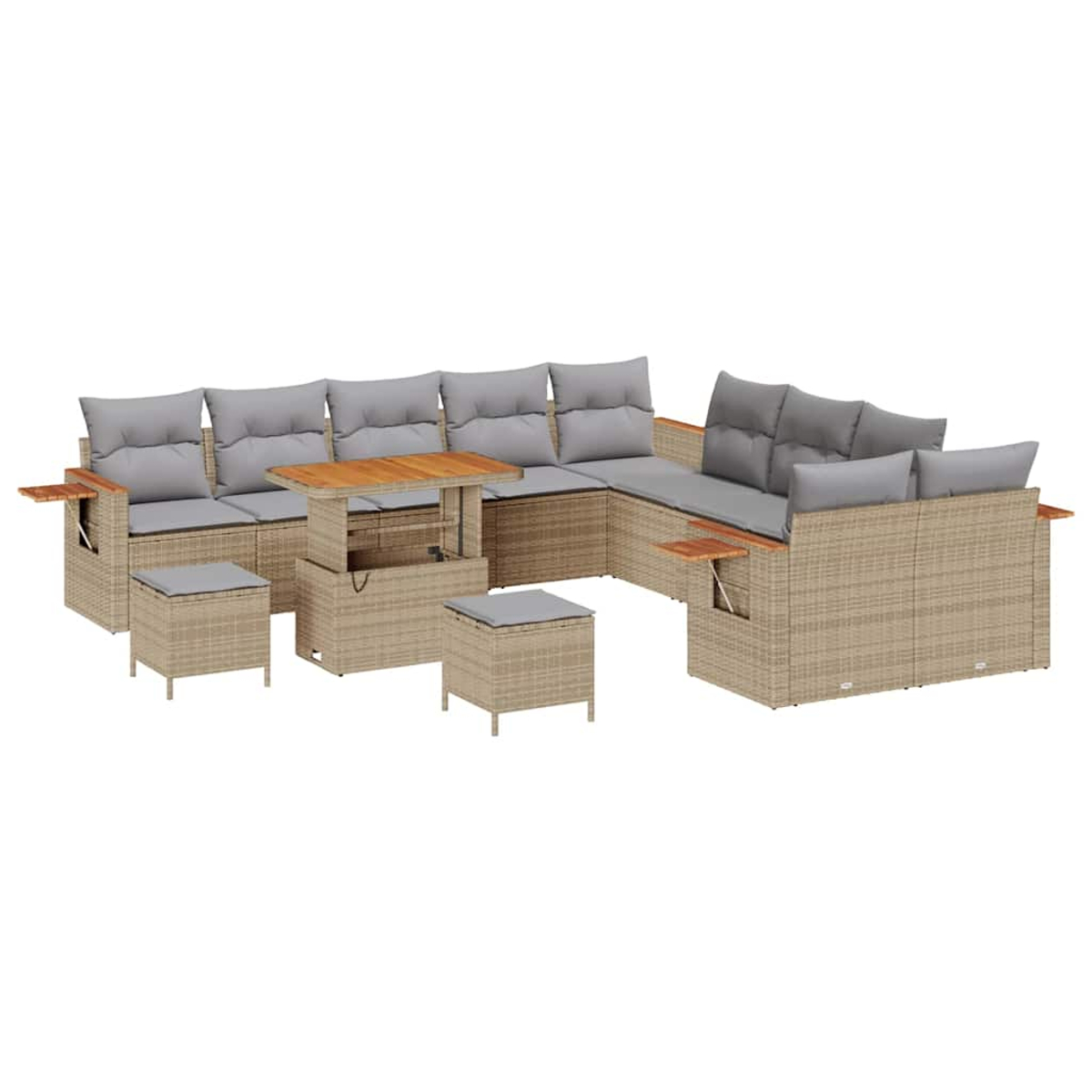 Un divano componibile da esterno in rattan con cuscini grigi, un tavolo in legno e due pouf, il tutto su sfondo bianco.
