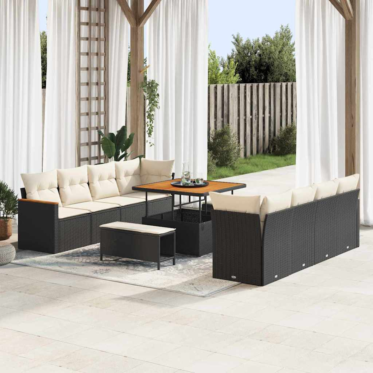 Gartenmöbel-Set mit schwarzem Korbsessel und Tisch. Beige Kissen und Holzakzente. Weiße Vorhänge und ein grüner Hinterhof sind sichtbar.