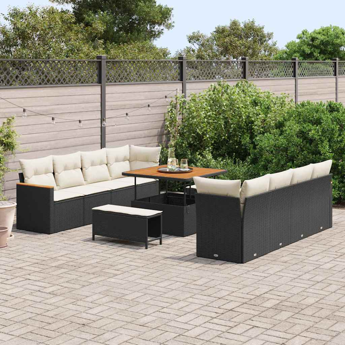 Garten-Terrassenset mit schwarzen gewebten Möbeln, beigen Kissen und einem Holztisch. Das Set umfasst ein Sofa, eine Bank und einen Tisch.