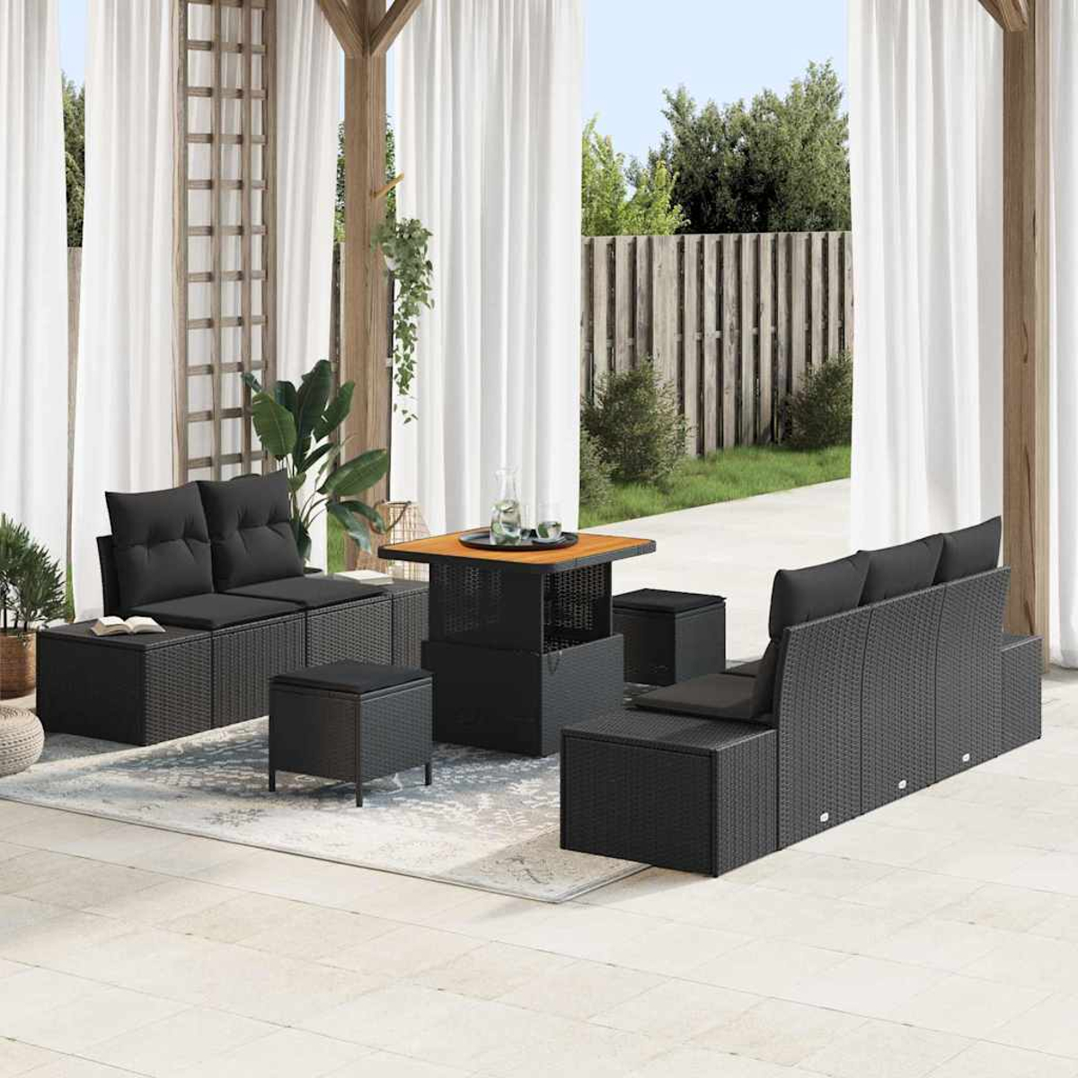 Garten-Set mit schwarzem Korbmöbel, Sofa, Tisch und Ottomanen, auf hellem Patio.