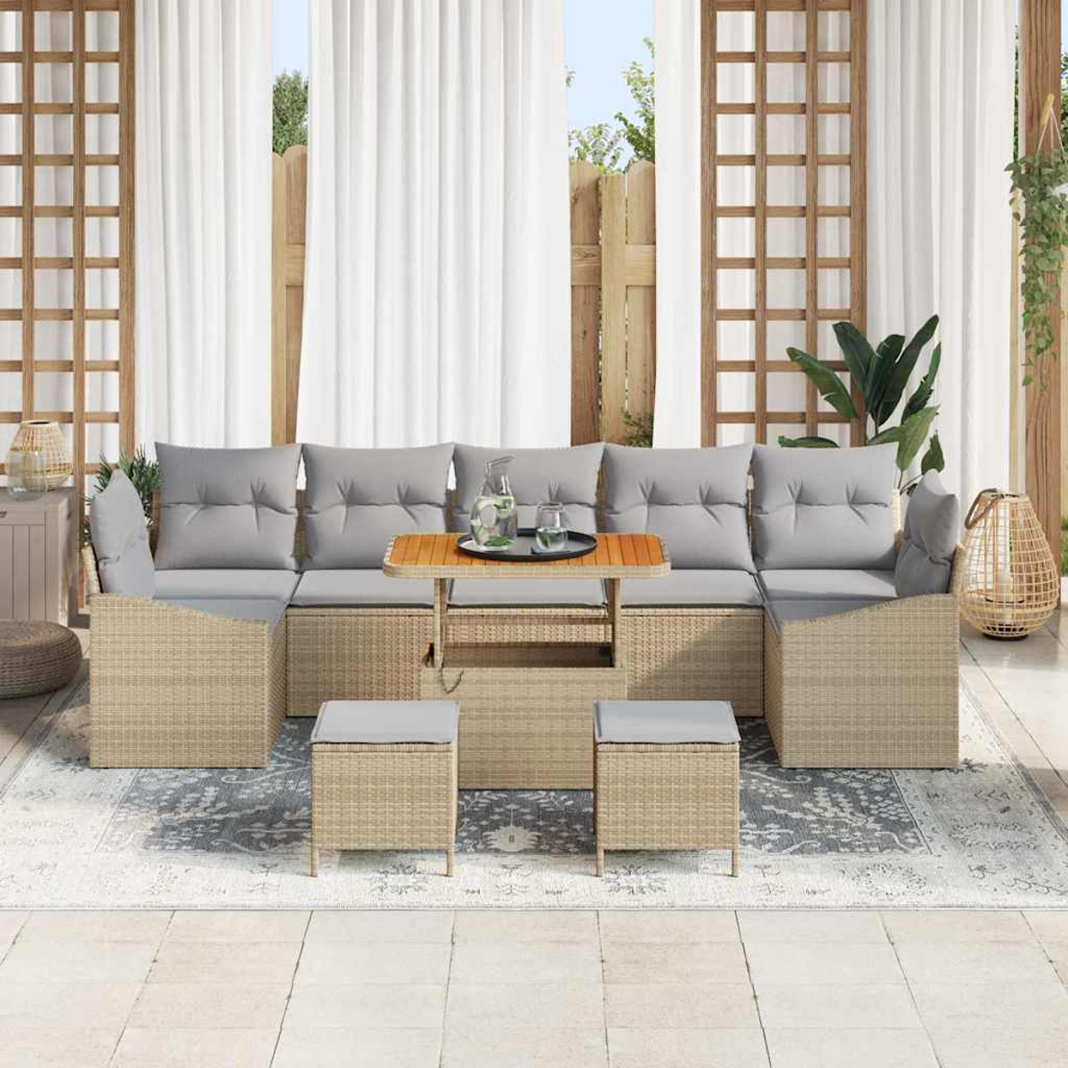 Outdoor-Sitzgruppe auf einer Terrasse. Es umfasst ein Sofa, Hocker und einen Tisch. Weiße Vorhänge und Holzgitter im Hintergrund.