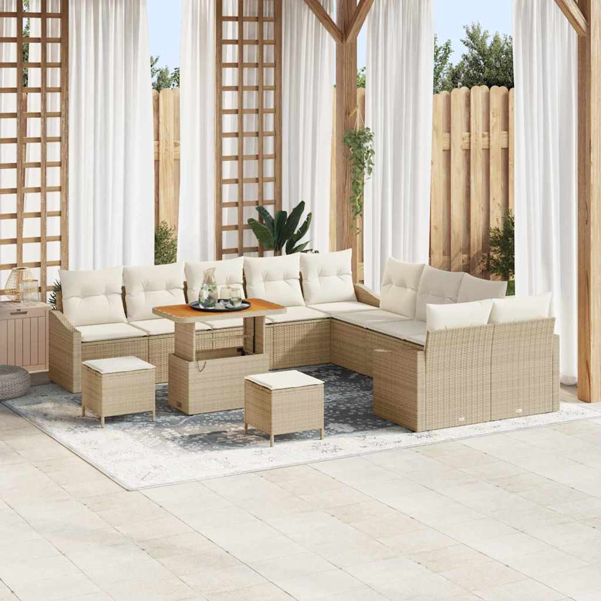Gartenmöbel-Set mit beigefarbenen Kissen. Enthält ein Ecksofa, zwei Hocker und einen Tisch unter einer Holzpergola.