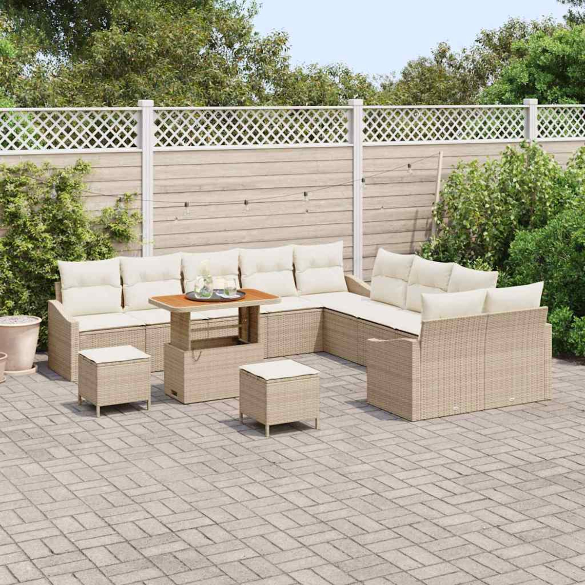 Garten-Wicker-Sofagarnitur mit beigen Kissen und einem Holztisch auf einer Ziegelterrasse, umgeben von Grün und einem weißen Zaun.