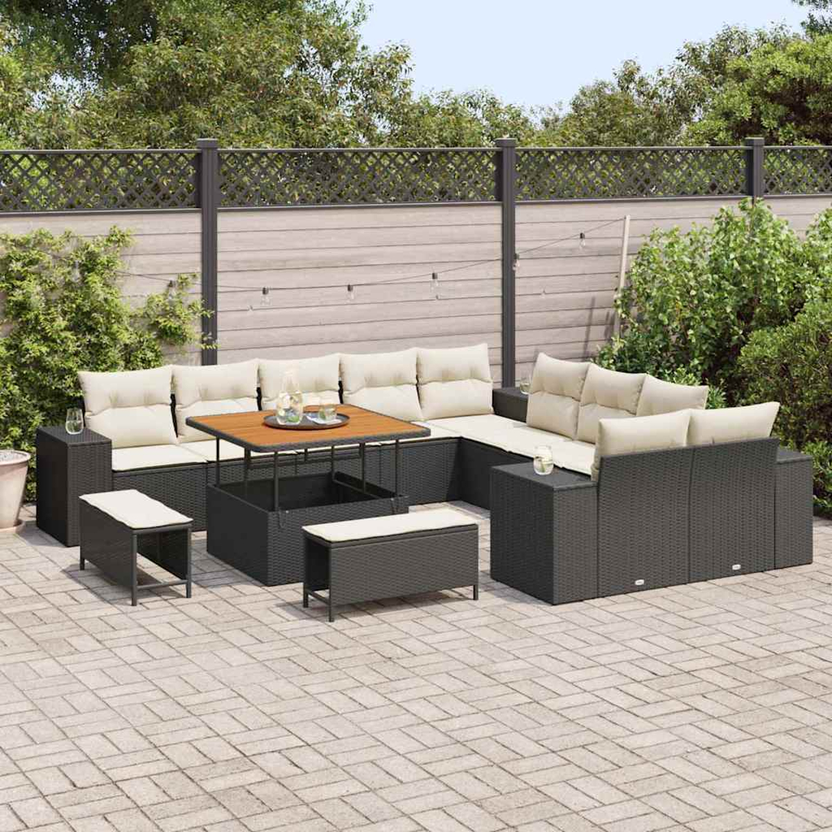 Juego de patio al aire libre con muebles de mimbre gris oscuro, cojines beige, mesa de madera y patio de ladrillo en jardín.