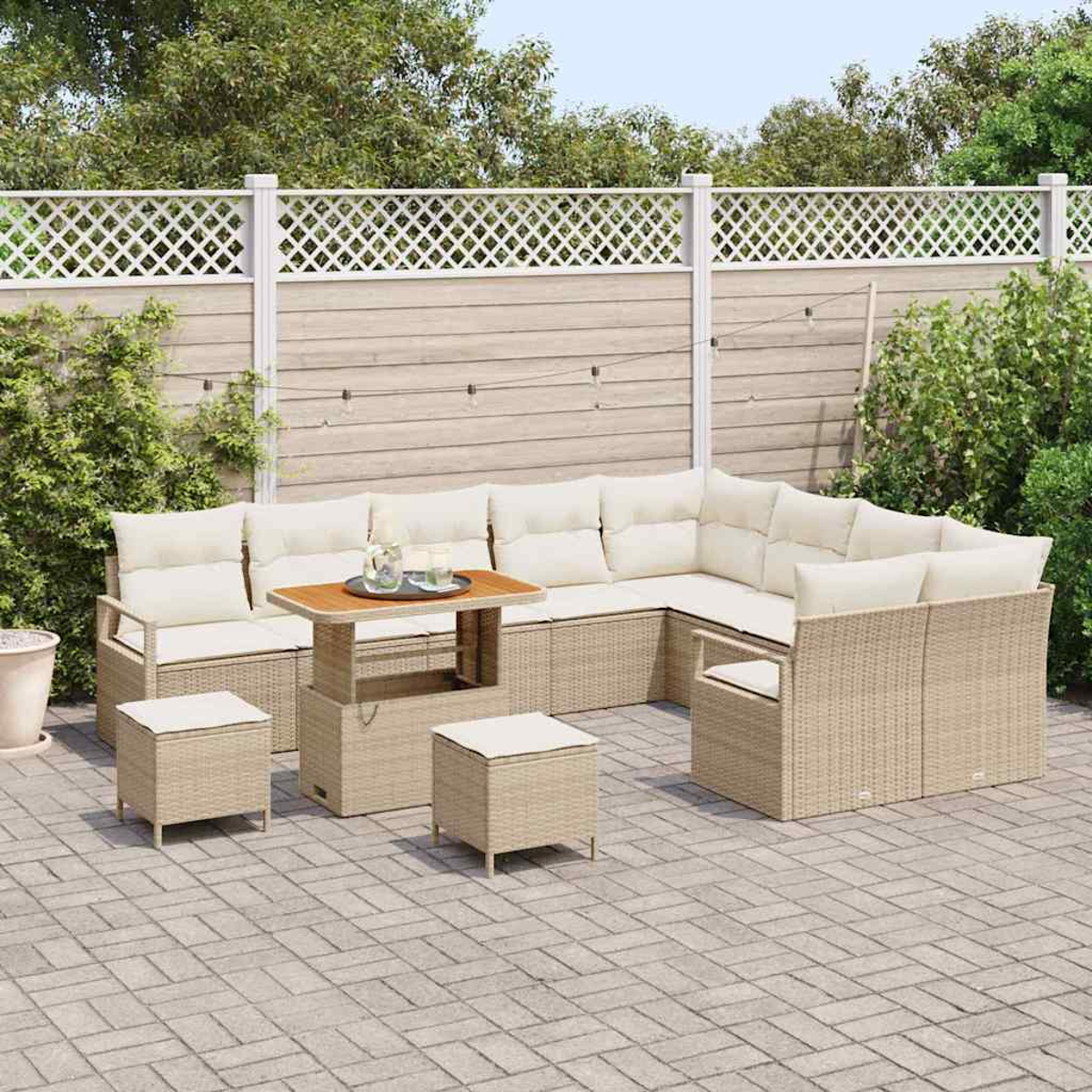 Outdoor-Ecksofa-Set mit cremefarbenen Kissen und einem Holztisch auf einer Terrasse. Zwei Hocker sind ebenfalls vorhanden.