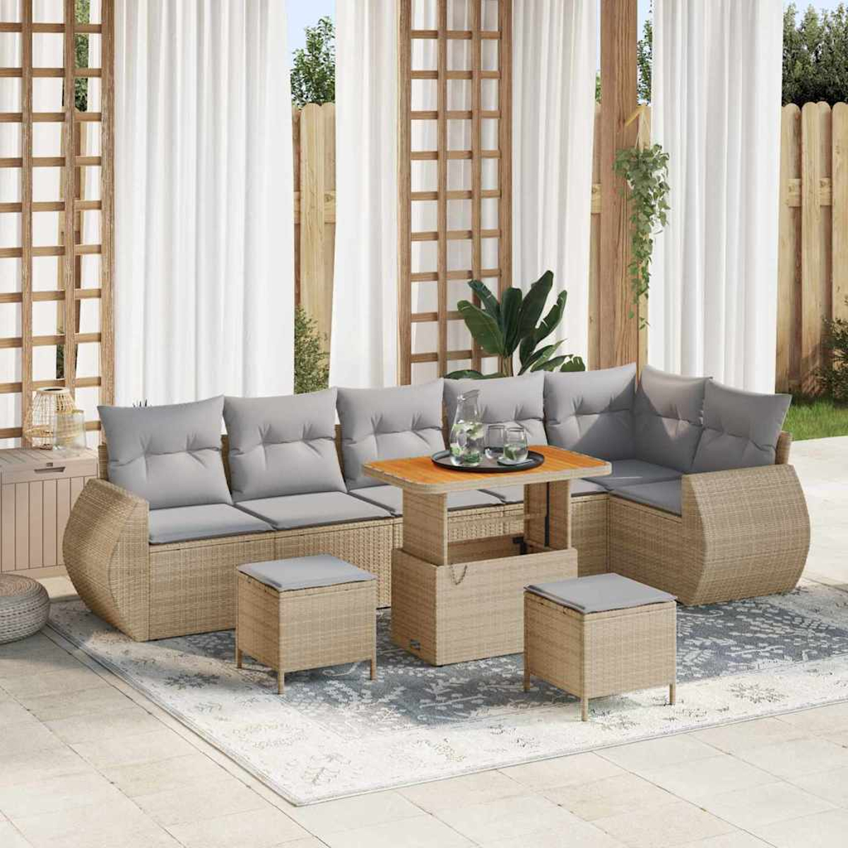 Outdoor-Korbmöbel-Set mit grauen Kissen. Beinhaltet ein Sofa, zwei Ottomane und einen Tisch mit Glaskrug und Gläsern.