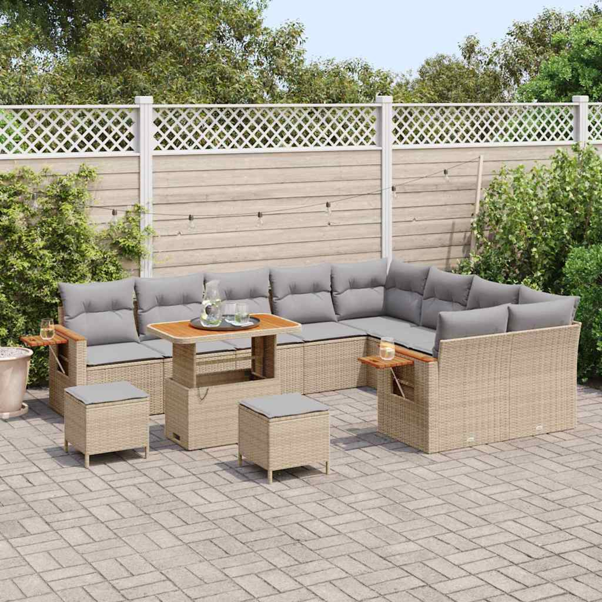 Outdoor-Ecksofa mit grauen Kissen, einem Holztisch und zwei kleinen Ottomanen auf einer Backstein-Terrasse, mit weißem Zaun im Hintergrund.