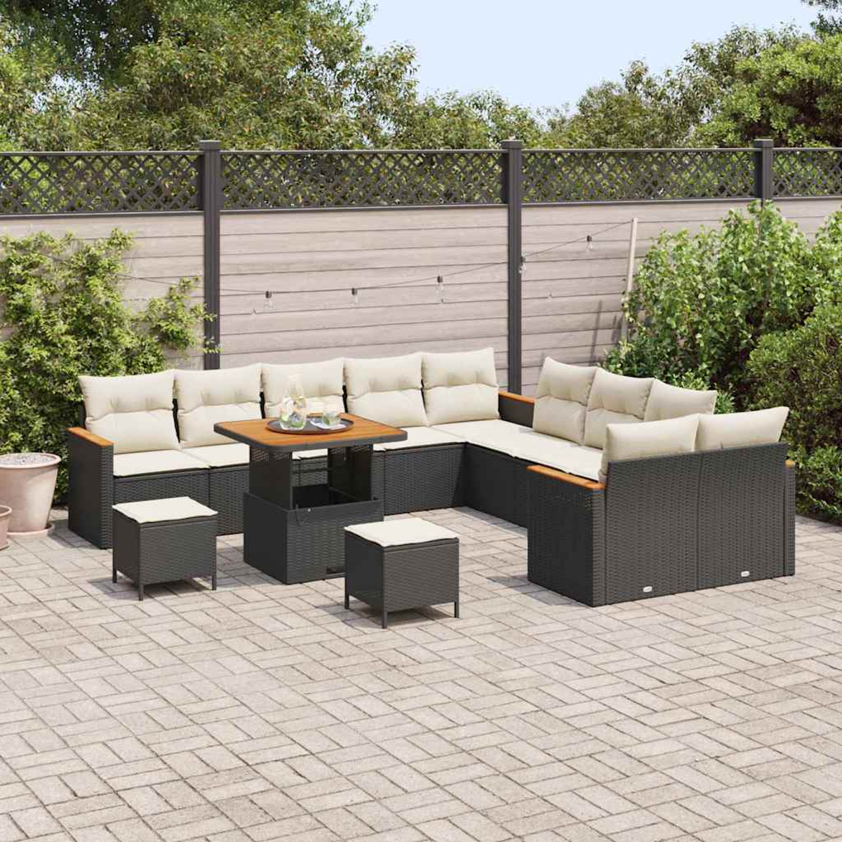 Outdoor-Ecksofa mit Kissen und Tisch. Zwei kleine Hocker stehen davor. Die Szene spielt auf einer Terrasse mit Zaun und Bäumen.