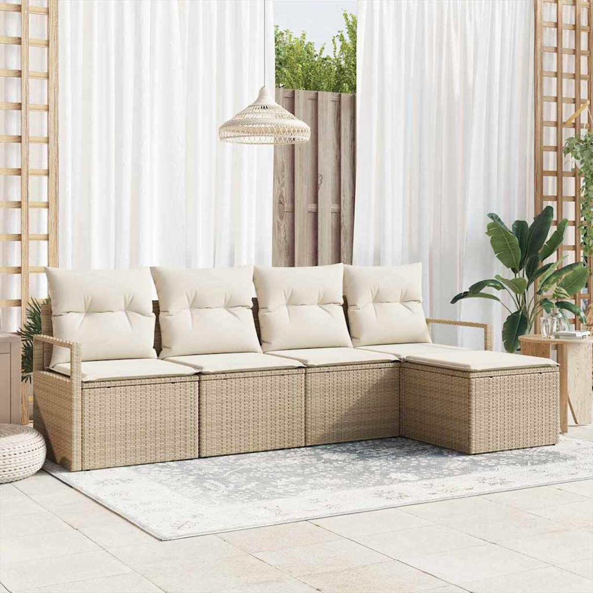 Beiges Outdoor-Wicker-Sofa mit cremefarbenen Kissen. Ein Teppich, Pflanzen und Vorhänge sind im Hintergrund. Über dem Sofa hängt eine gewebte Lampe.