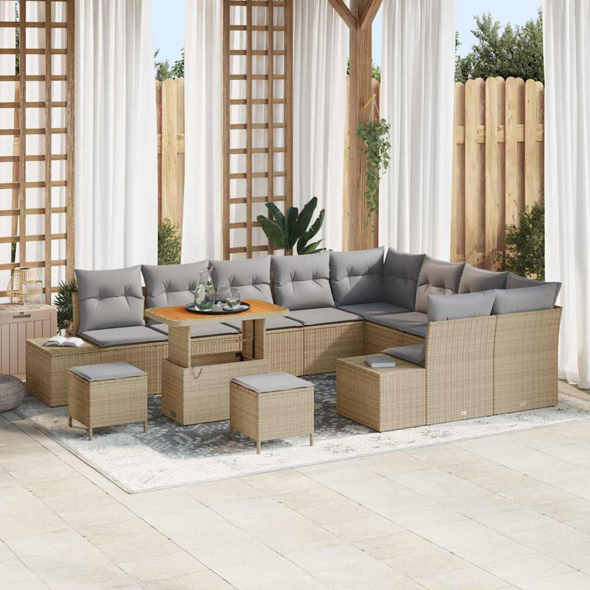 Terrassen-Set mit großem Ecksofa, Couchtisch und Ottomanen. Das Set ist beige mit grauen Kissen, auf einer Terrasse.
