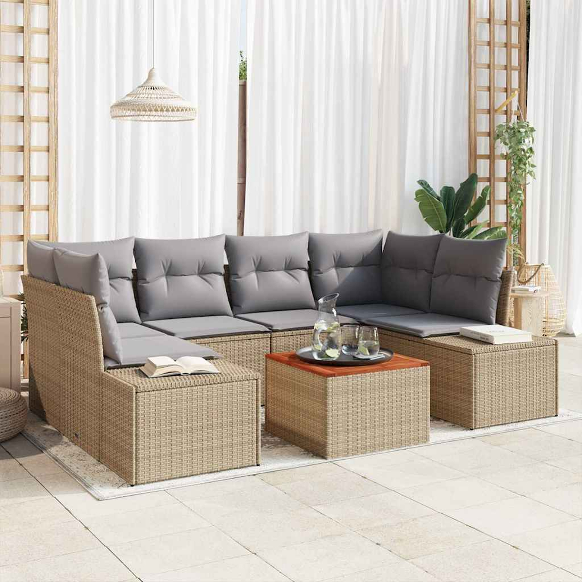 Gartensektionssofa mit grauen Kissen, einem Holztisch und einer Hängelampe vor weißen Vorhängen.