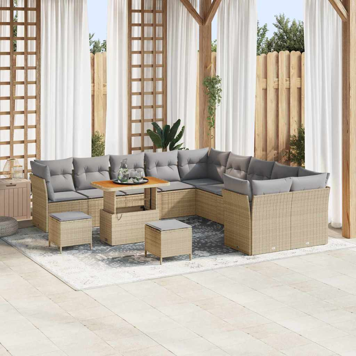 Terrassen-Set mit grauen Kissen, Holztisch und passenden Ottomanen auf einem Teppich. Weiße Vorhänge und Holzstruktur im Hintergrund.
