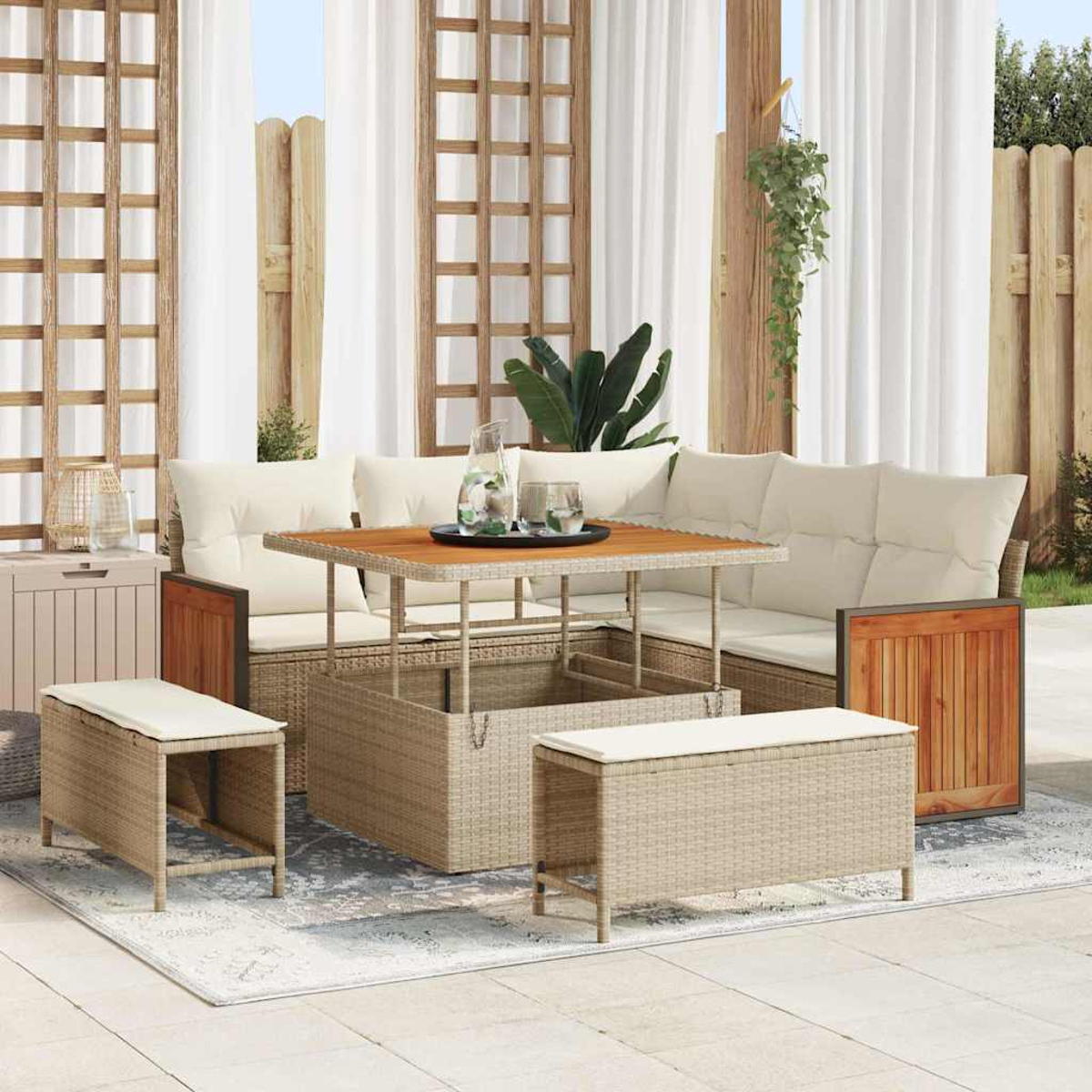 Terrassenmöbel-Set mit Sofa, Tisch und Bänken. Beige Kissen, Holzakzente. Weiße Vorhänge und Spalier im Hintergrund.
