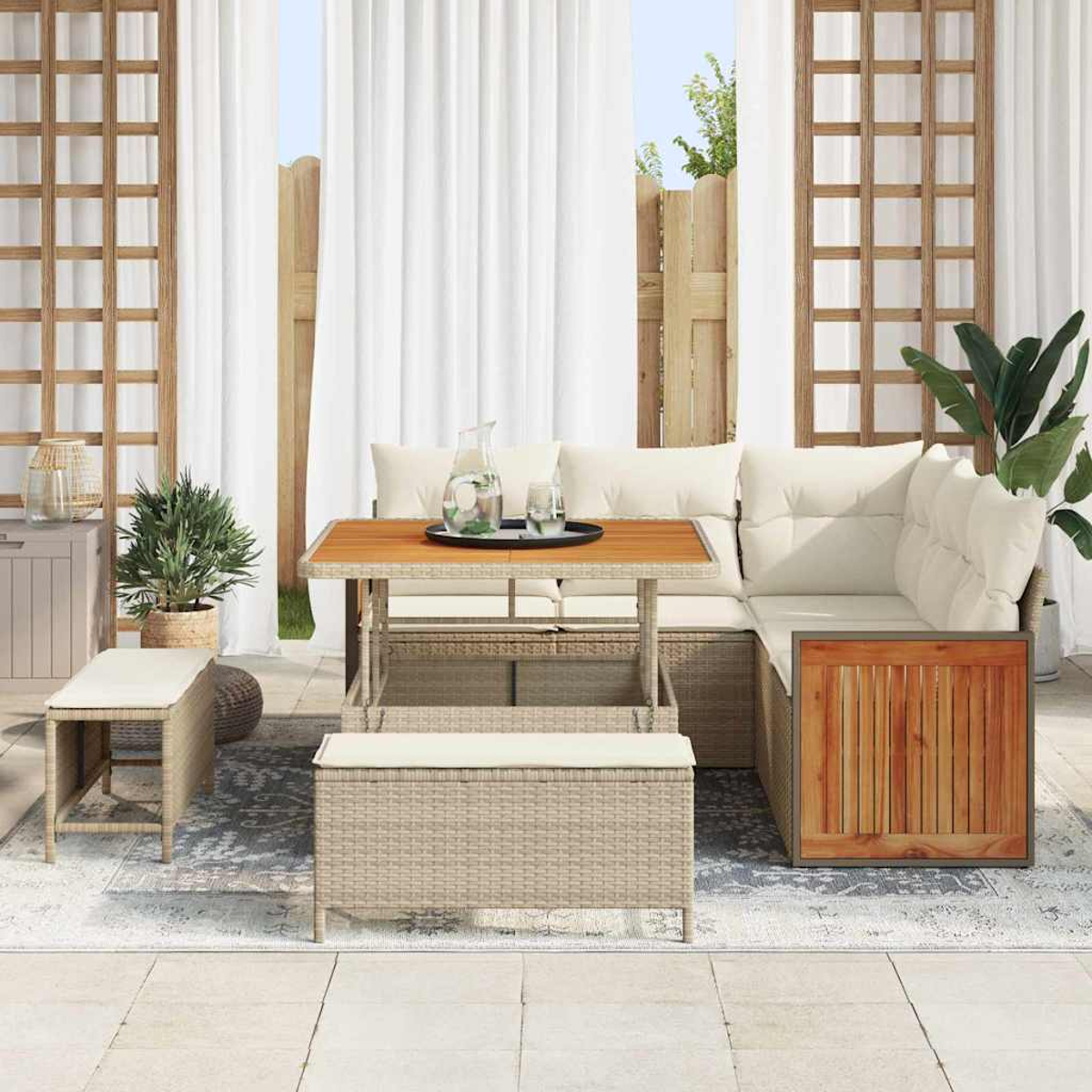 Outdoor-Terrassenset mit Tisch, Bänken und einem Ecksofa. Weiße Vorhänge und Holzgitter im Hintergrund.