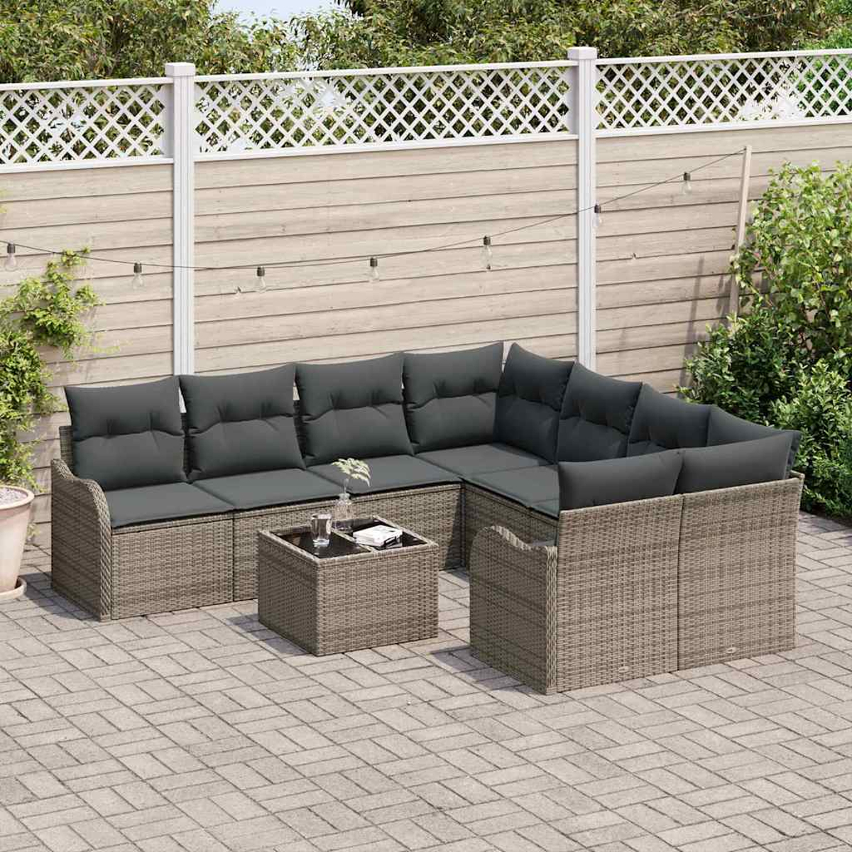 Garten-Terrassenset mit grauen Kissen und einem kleinen Tisch. Es steht auf einer Ziegelterrasse, mit einem weißen Zaun und Grün im Hintergrund.
