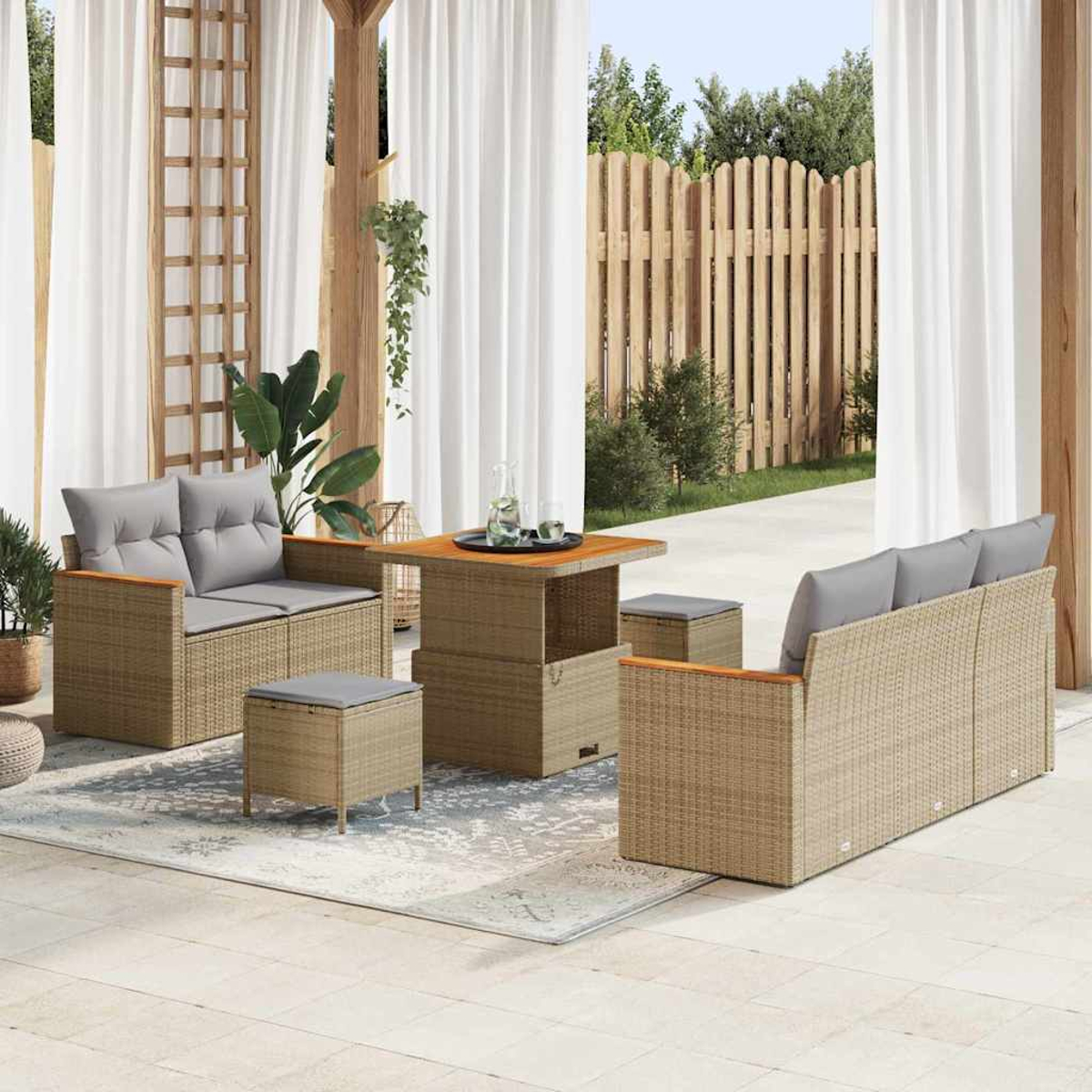 Garten-Terrassenset mit Sofa, Stühlen, Tisch und Hockern. Neutrale Töne mit grauen Kissen. Holzzaun und weiße Vorhänge im Hintergrund.