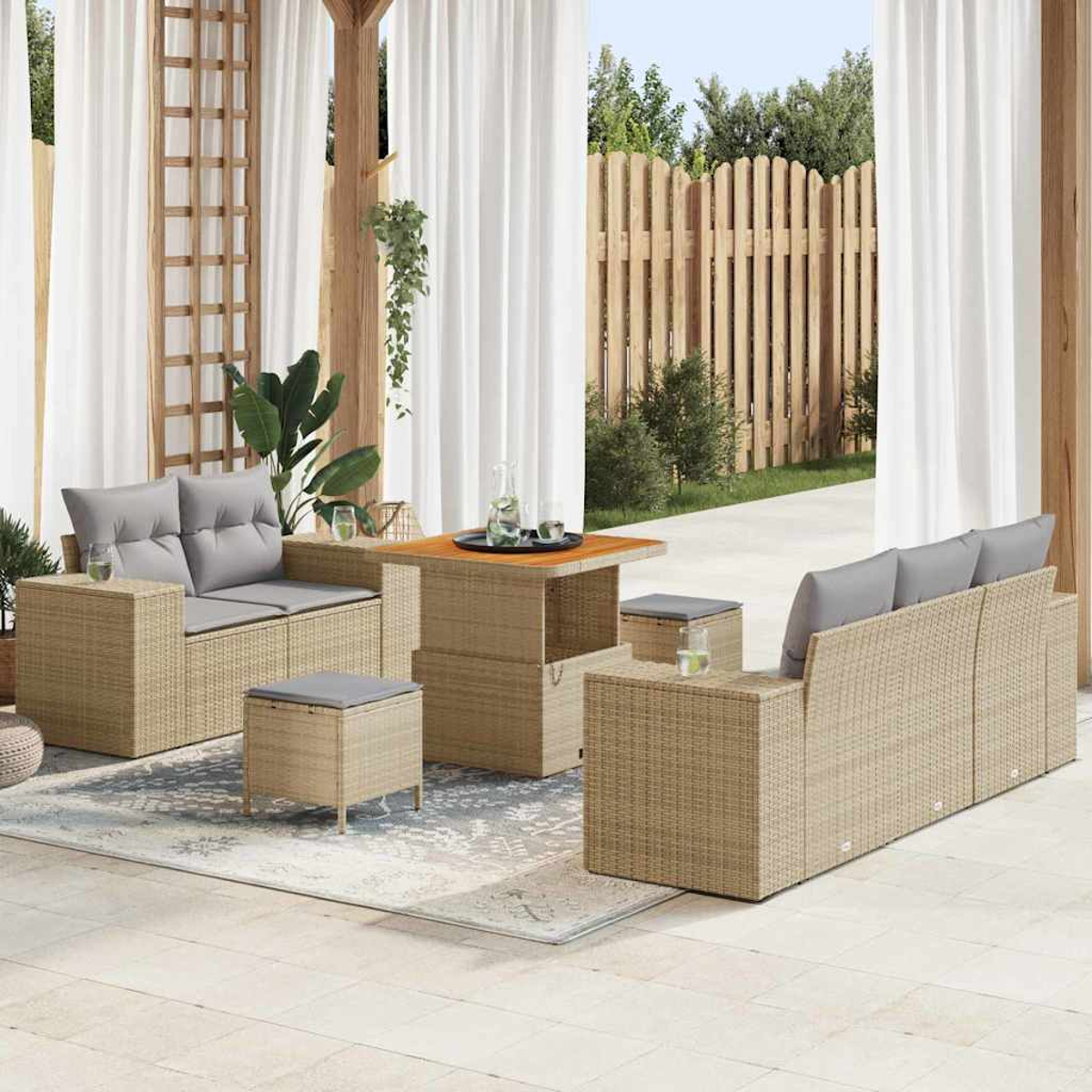 Juego de muebles de patio al aire libre. Incluye sofás, una mesa y taburetes. El entorno es un patio con cortinas y una valla de madera.