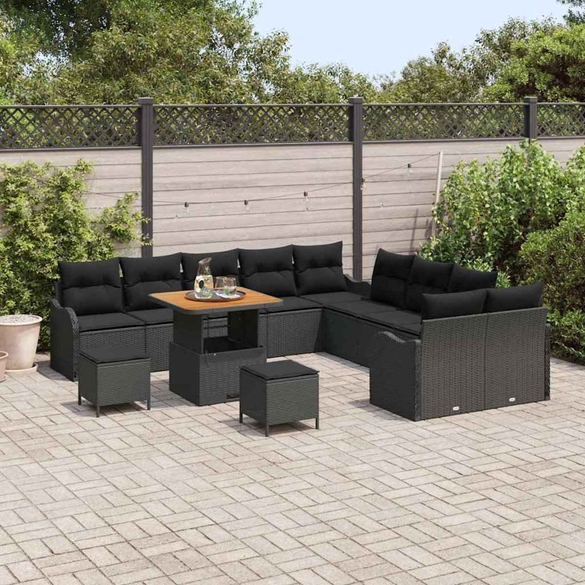 Outdoor-Ecksofa mit schwarzen Kissen und Couchtisch. Auf einer gepflasterten Terrasse mit Zaun und Grün im Hintergrund.