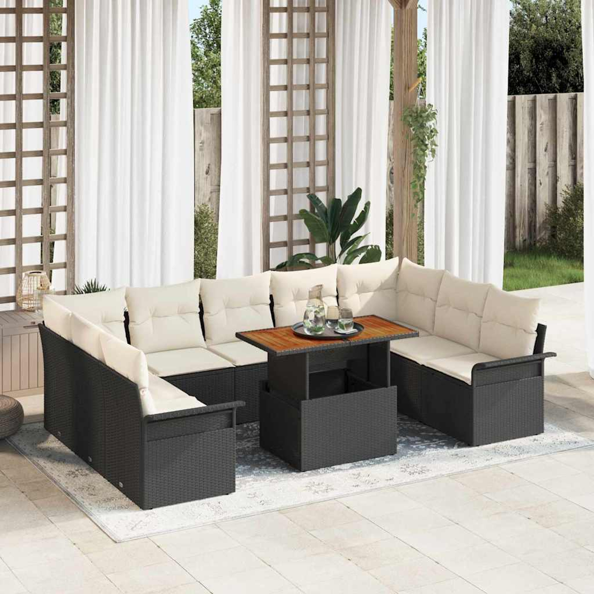 Outdoor-Ecksofa mit cremefarbenen Kissen und einem Holztisch. Transparente weiße Vorhänge und Gartenhintergrund.