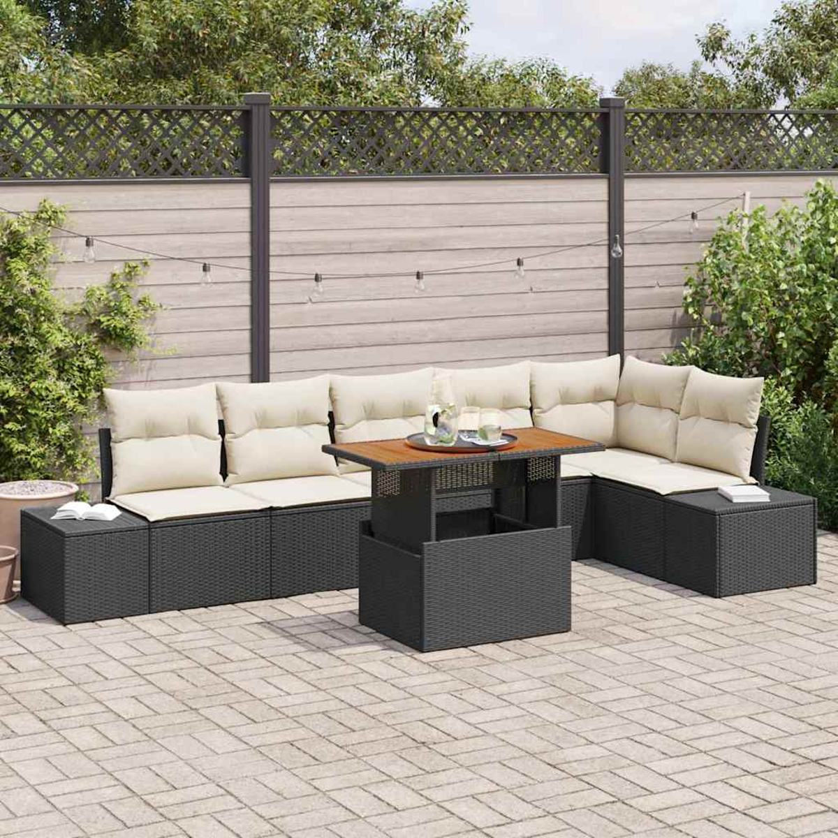 Garten-Sitzgruppe mit Tisch auf einer Terrasse. Beige Kissen auf schwarzen Korbmöbeln, Holztischplatte, Lichterketten und Zaun im Hintergrund.