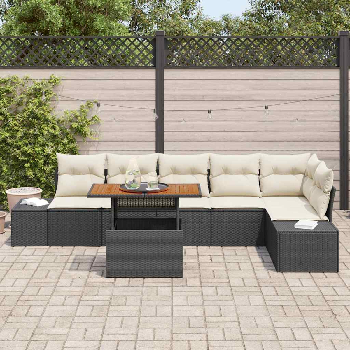 Outdoor-Ecksofa mit beigen Kissen, einem Holztisch mit Getränken und einer grauen Aufbewahrungsbox. Im Hintergrund befindet sich ein grauer Zaun.