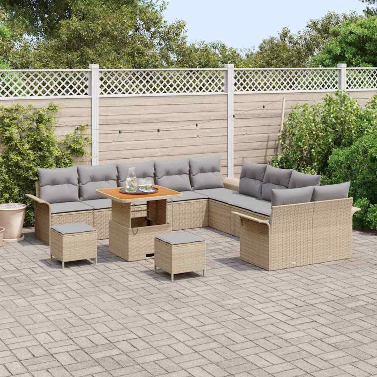 Garten-Sitzgruppe mit grauen Kissen auf einer Ziegelterrasse. Enthält einen Tisch und Hocker. Im Hintergrund sind ein weißer Zaun und Grün.