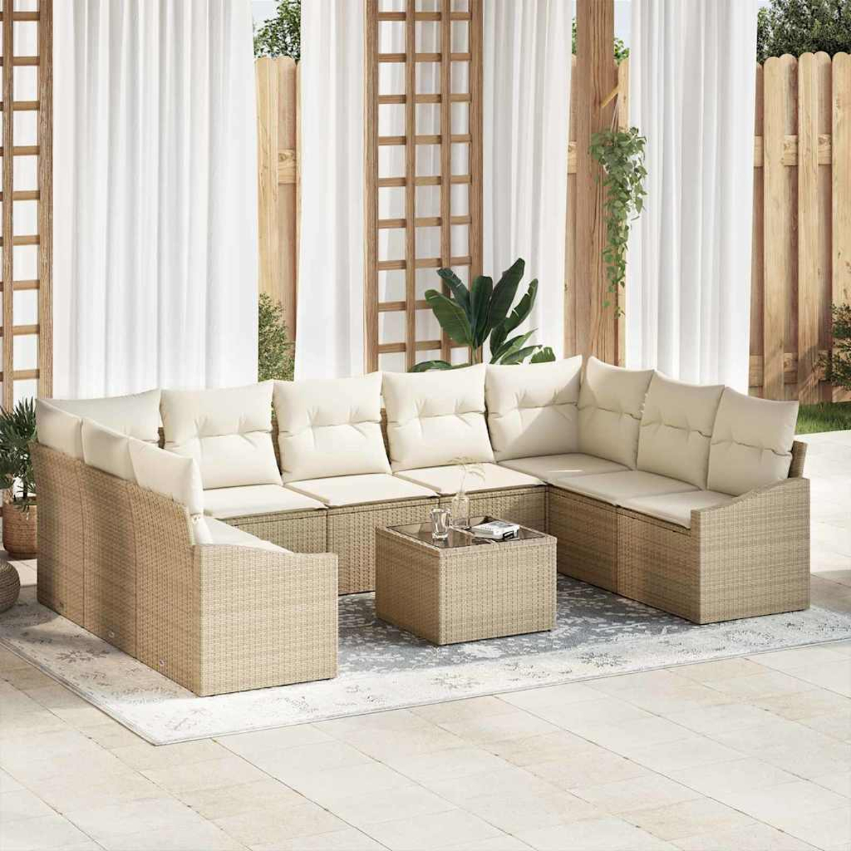 Outdoor-Ecksofa mit cremefarbenen Kissen und Korbgewebe. Davor steht ein kleiner quadratischer Tisch. Weiße Vorhänge im Hintergrund.