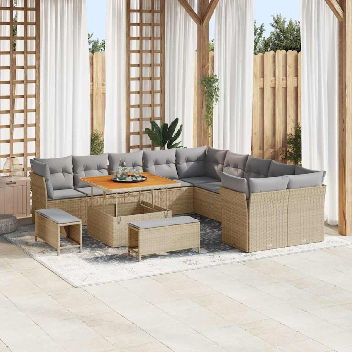 Outdoor-Ecksofa mit grauen Kissen und Holztisch. Beige gewebte Möbel. Weiße Vorhänge und Holzzaun im Hintergrund.