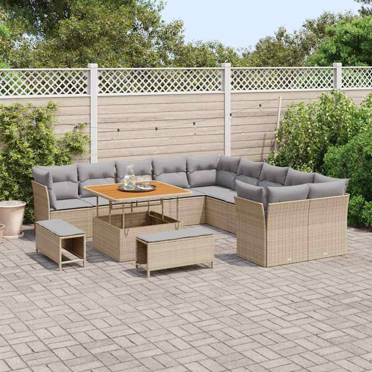 Outdoor-Ecksofa mit grauen Kissen, einem Holztisch und zwei Bänken auf einer gepflasterten Terrasse, mit weißem Zaun und Grün.