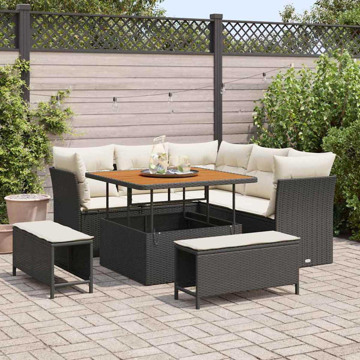Gartenmöbel-Set mit Holztisch, Kissen und zwei Bänken. Die Szene spielt in einem Garten mit Zaun.