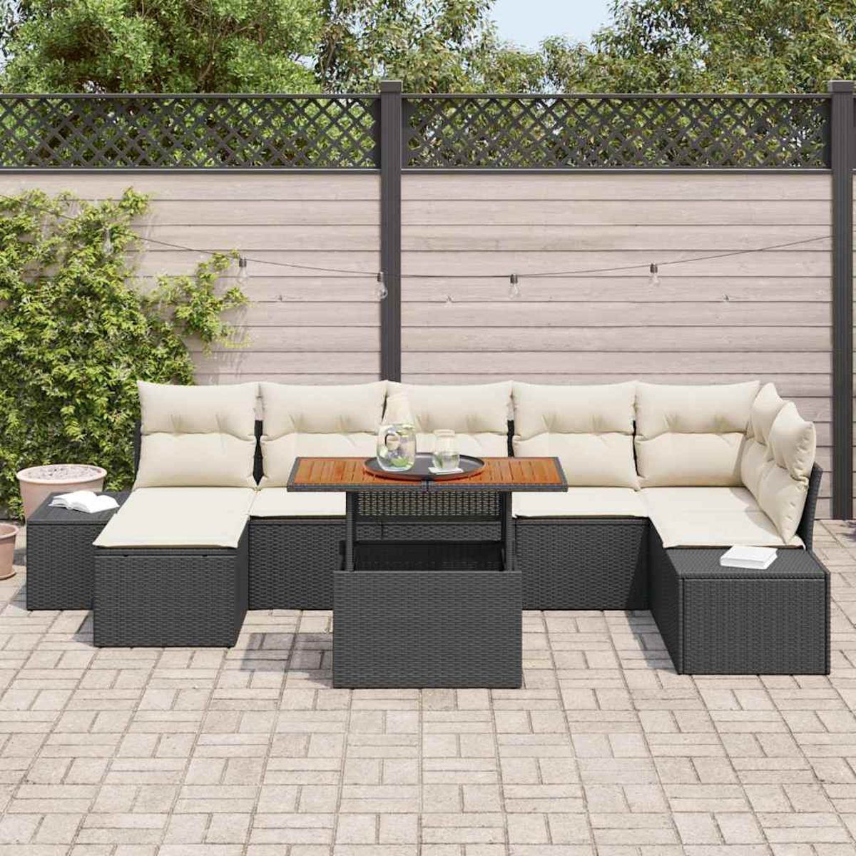 Outdoor-Ecksofa mit cremefarbenen Kissen und einem Holztisch. Die Szene umfasst einen Zaun, Pflanzen und eine geflieste Terrasse.