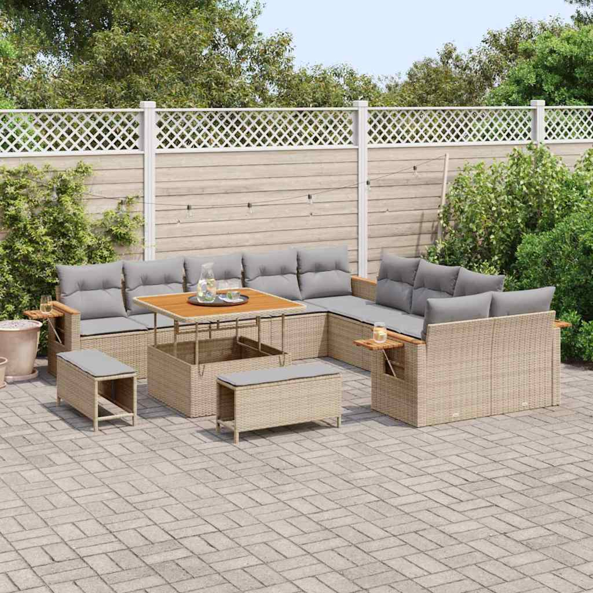 Set di mobili da patio esterno con cuscini grigi su un patio in pietra. Il set include un tavolo, panche e un divano, con una recinzione in legno sullo sfondo.