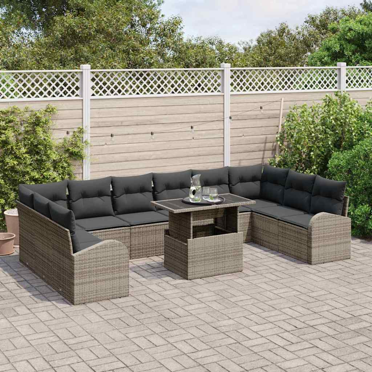 Garten-Terrassenset mit grauen Kissen, einem Tisch und einem Gitterzaun in einer Gartenumgebung.