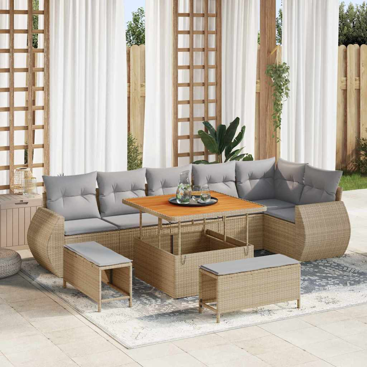 Outdoor-Rattan-Ecksofa mit grauen Kissen und einem Hubtisch auf einem Teppich. Weiße Vorhänge und Holzgitter im Hintergrund.