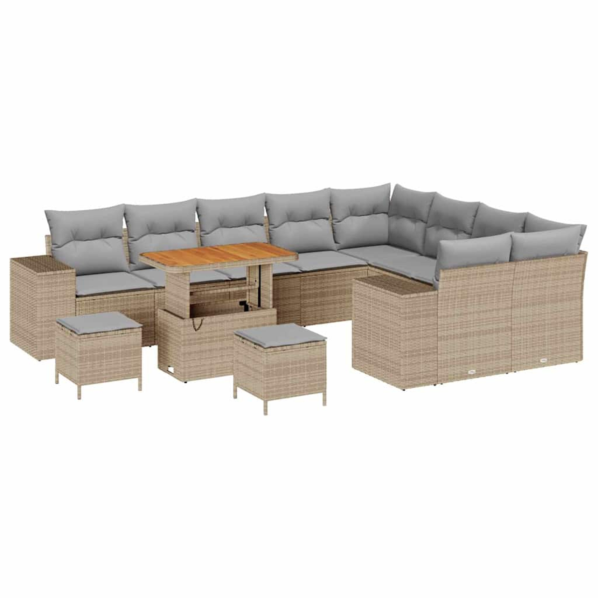 Un divano angolare in vimini da esterno con cuscini grigi, un tavolo in legno e pouf coordinati sono esposti su sfondo bianco.