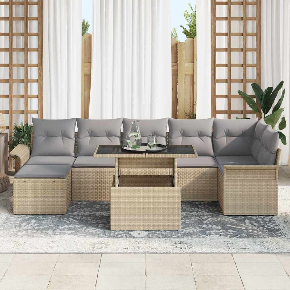 Garten-Sitzgruppe mit grauen Kissen und einem Tisch mit Glasplatte. Weiße Vorhänge und Holzgitter im Hintergrund.