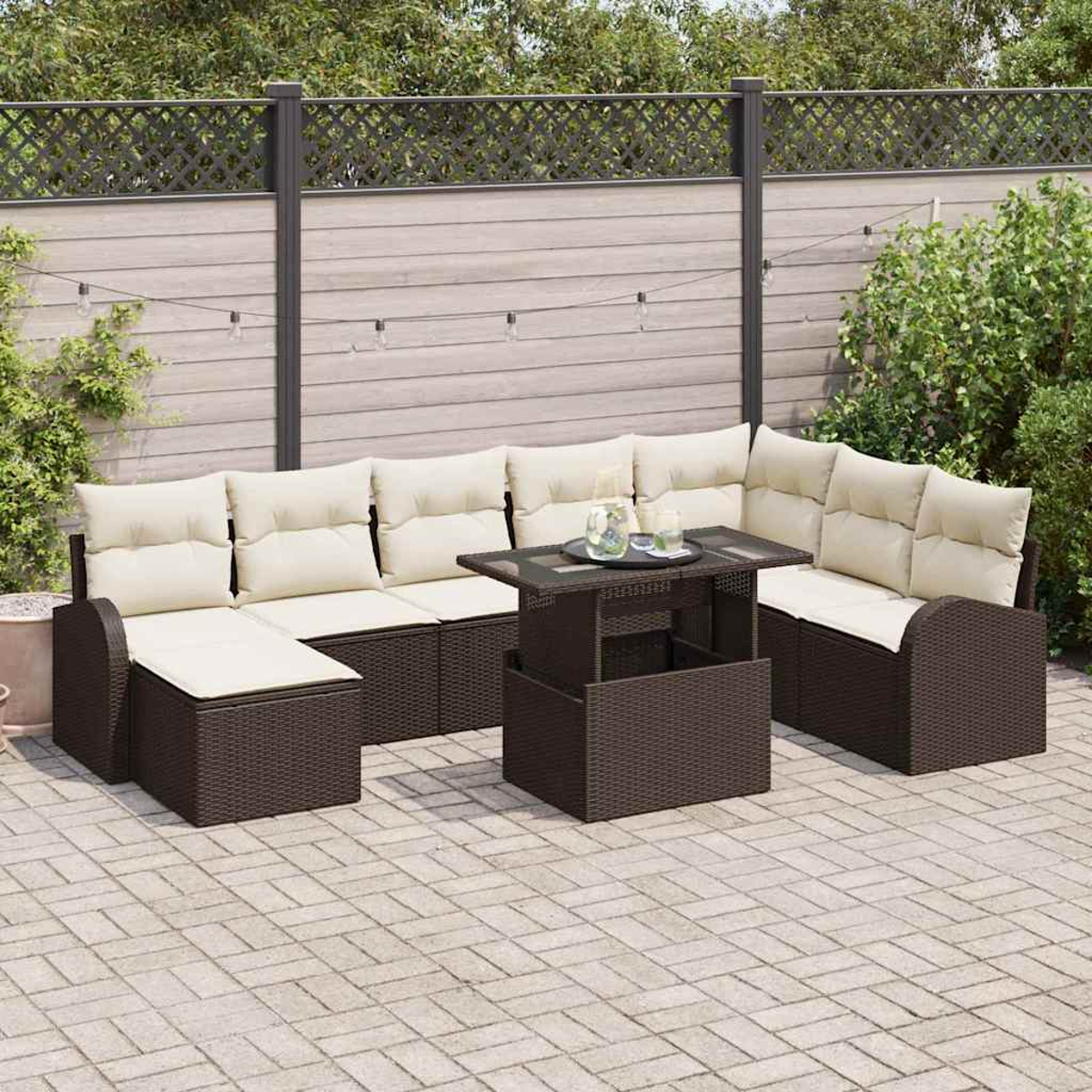 Garten-Terrassenset mit braunen Korbmöbeln und beigen Kissen. Ein Tisch mit Hubfunktion und ein Zaun befinden sich im Hintergrund.
