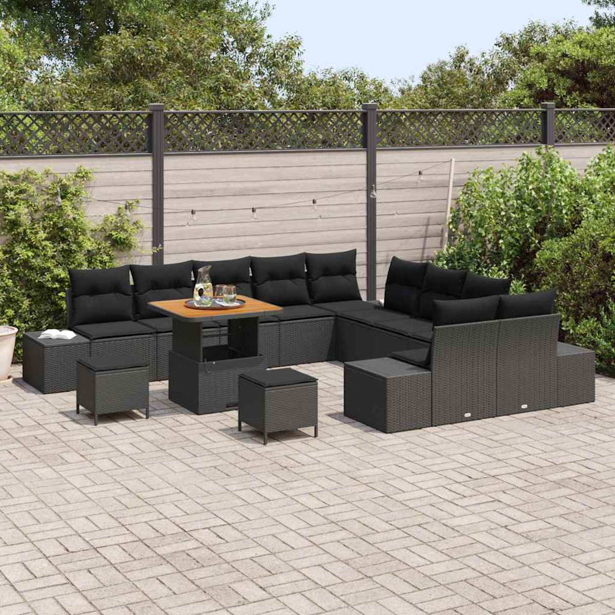 Garten-Sitzgruppe auf der Terrasse. Schwarze Korbs Sofas mit schwarzen Kissen, kleine Tische und Hocker. Holztisch mit Getränken.