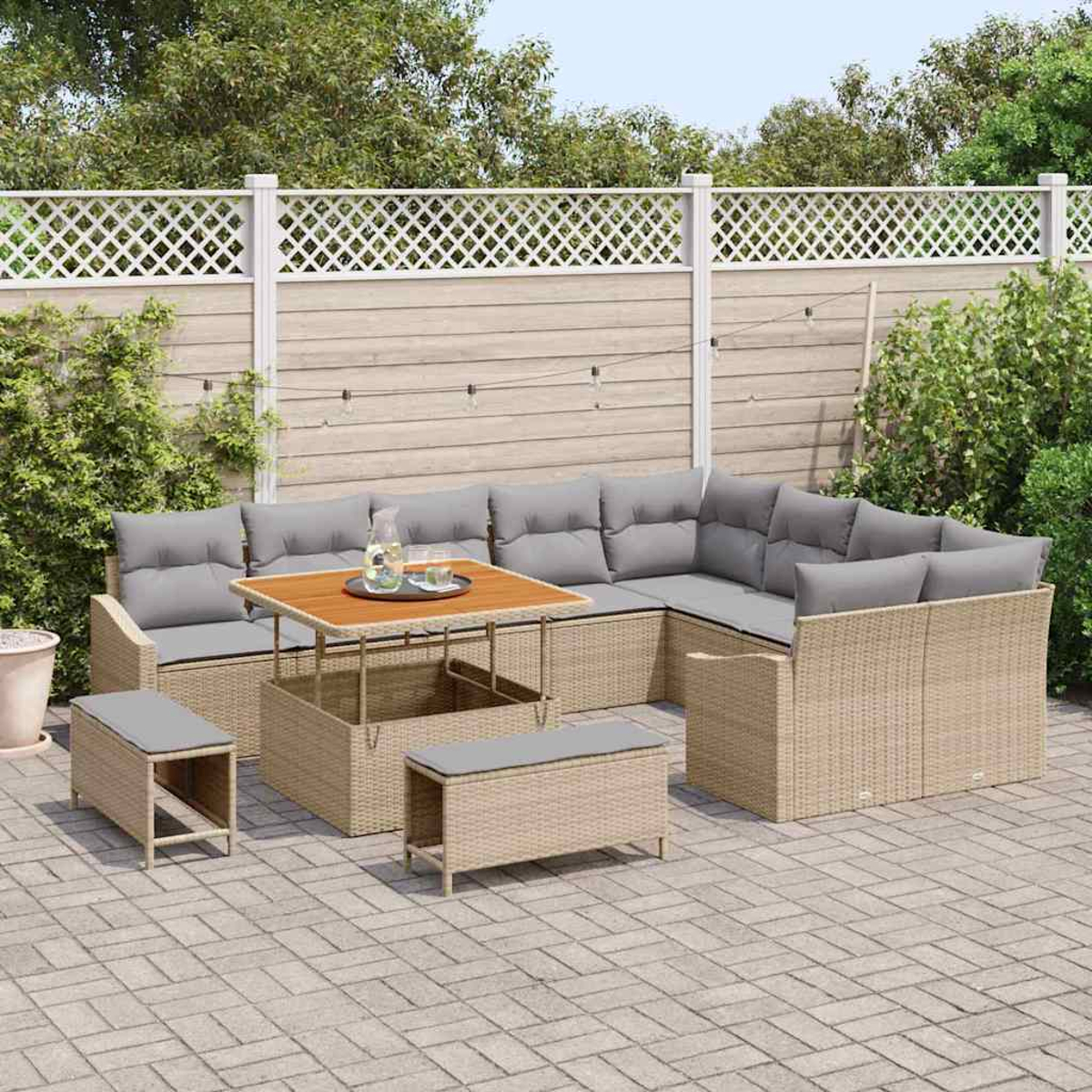 Gartenmöbel-Set aus Rattan mit grauen Kissen und einem Holztisch. Das Set umfasst ein Ecksofa, zwei Ottomanen und eine Bank.