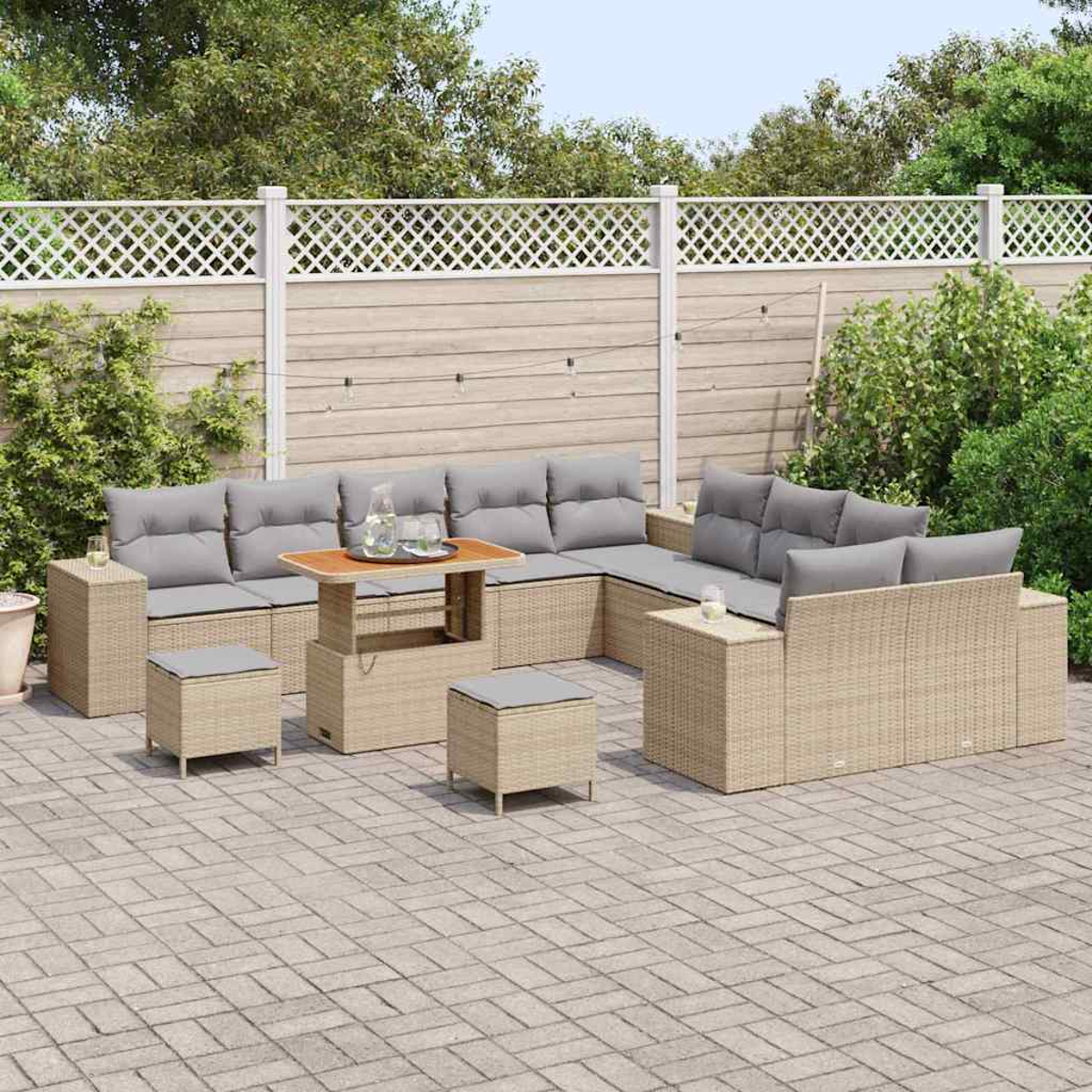 Ein Terrassenset mit großem Ecksofa, Ottomanen und einem Couchtisch. Es besteht aus hellbraunem Korb und grauen Kissen.