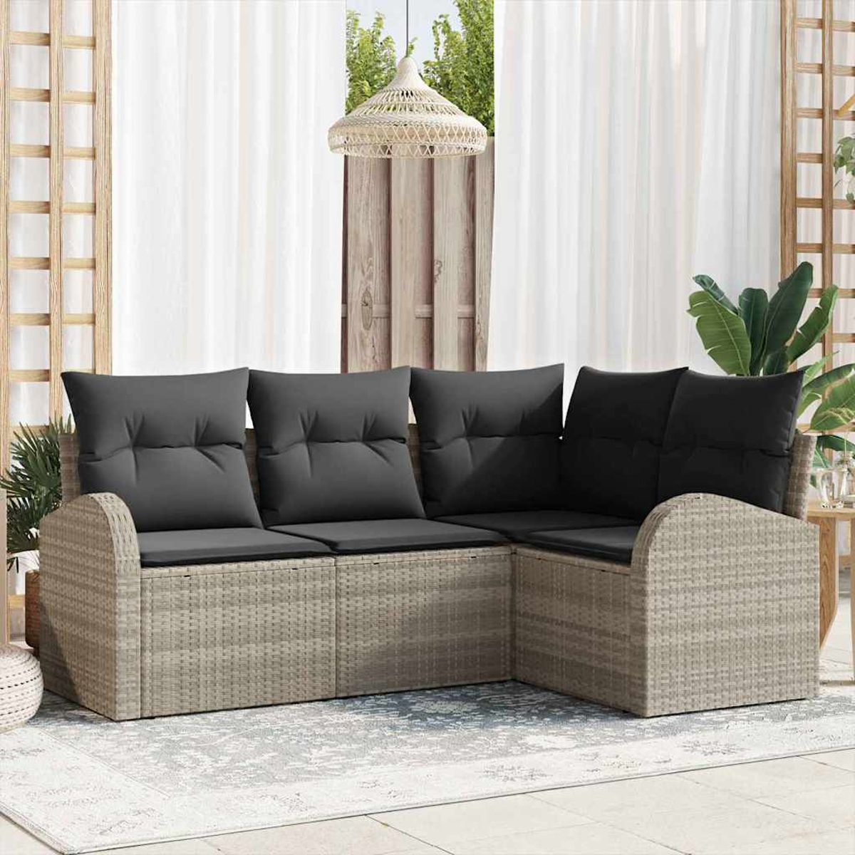Outdoor-Ecksofa mit grauen Kissen, hellbraun gewebtem Rahmen. Hintergrund: weiße Vorhänge, Holzzaun und eine Hängelampe.