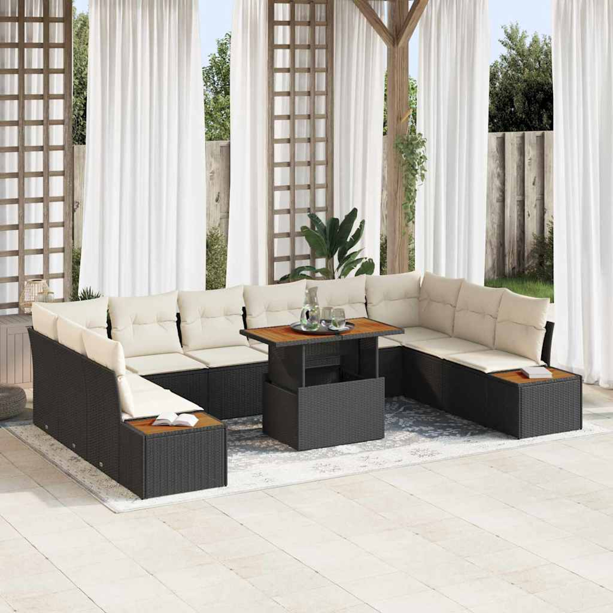 Outdoor-Ecksofa mit Kissen und Holztisch. Weiße Vorhänge und Grün im Hintergrund, Patio-Setting.