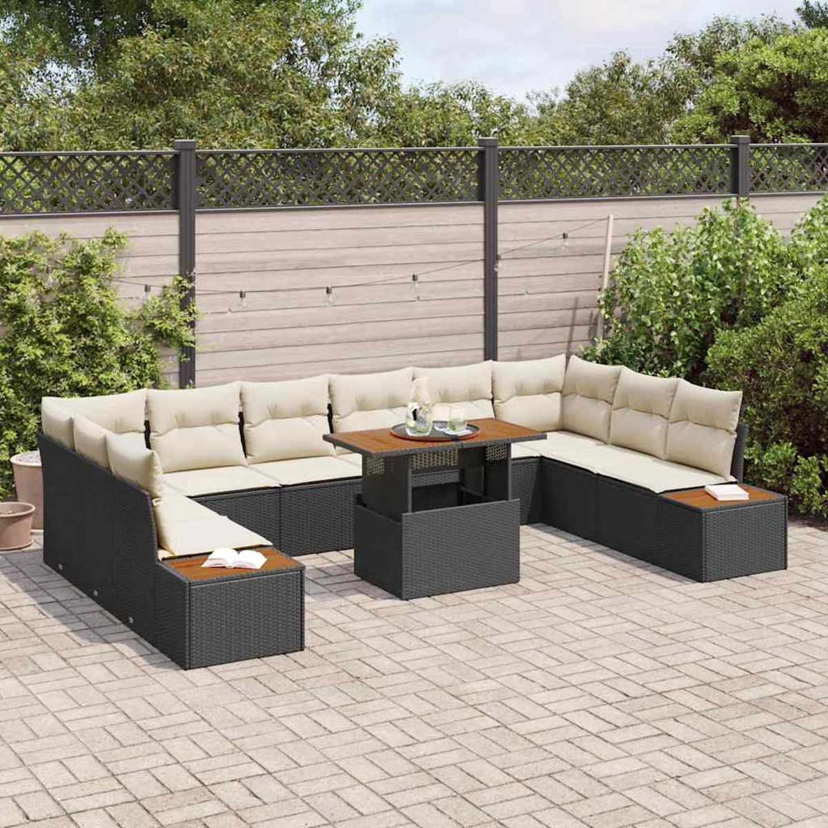 Outdoor-Ecksofa mit beigefarbenen Kissen und einem Holztisch in einem Hinterhof. Dunkelgraue Rattanmöbel auf einer Ziegelpatio.