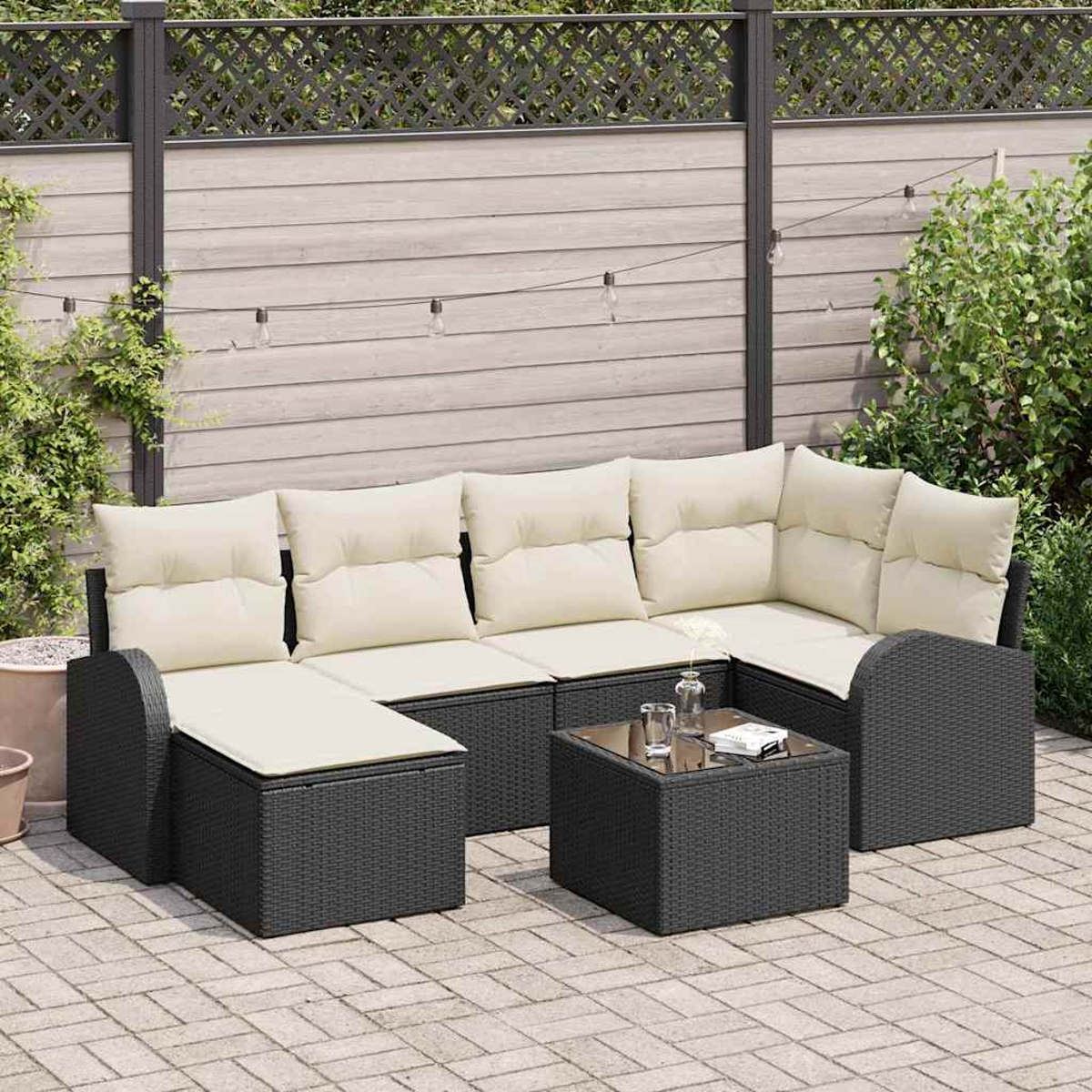 Garten-Terrassenset mit schwarzer Korbmöbeln und beigen Kissen. Inklusive Couchtisch. Vor Holzzaun, grünen Pflanzen und Lichterketten.